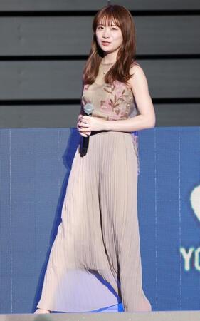 　オープニングセレモニーに登場した秋元真夏