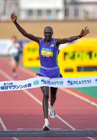 　大会新記録の２時間６分１秒で優勝したビンセント・キプチュンバ