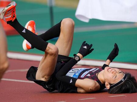 　９位でゴールし倒れ込む平林清澄