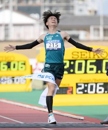 　日本人首位の２位でゴールする若林宏樹