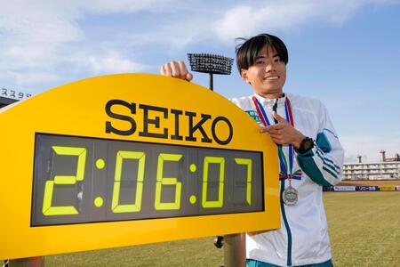　初マラソン日本最高の２時間６分７秒で２位となり、記念撮影に応じる若林宏樹