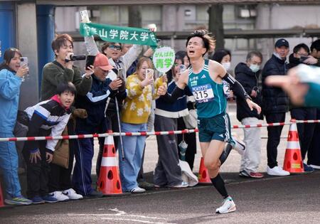 　声援を受け力走する若林宏樹