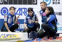 　もぐもぐタイムのロコ・ソラーレ（撮影・金田祐二）