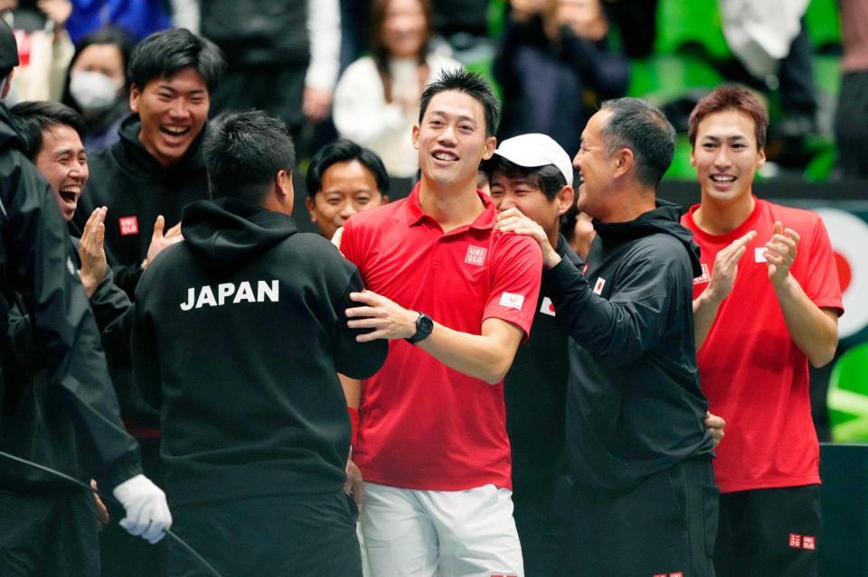　ビリー・ハリスに勝利した錦織圭（中央）。日本が通算３勝２敗で予選２回戦進出を決めた