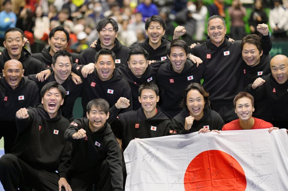 　予選２回戦進出を決め、笑顔で記念写真に納まる（前列左から）柚木武、西岡良仁、錦織圭、添田豪監督、綿貫陽介ら