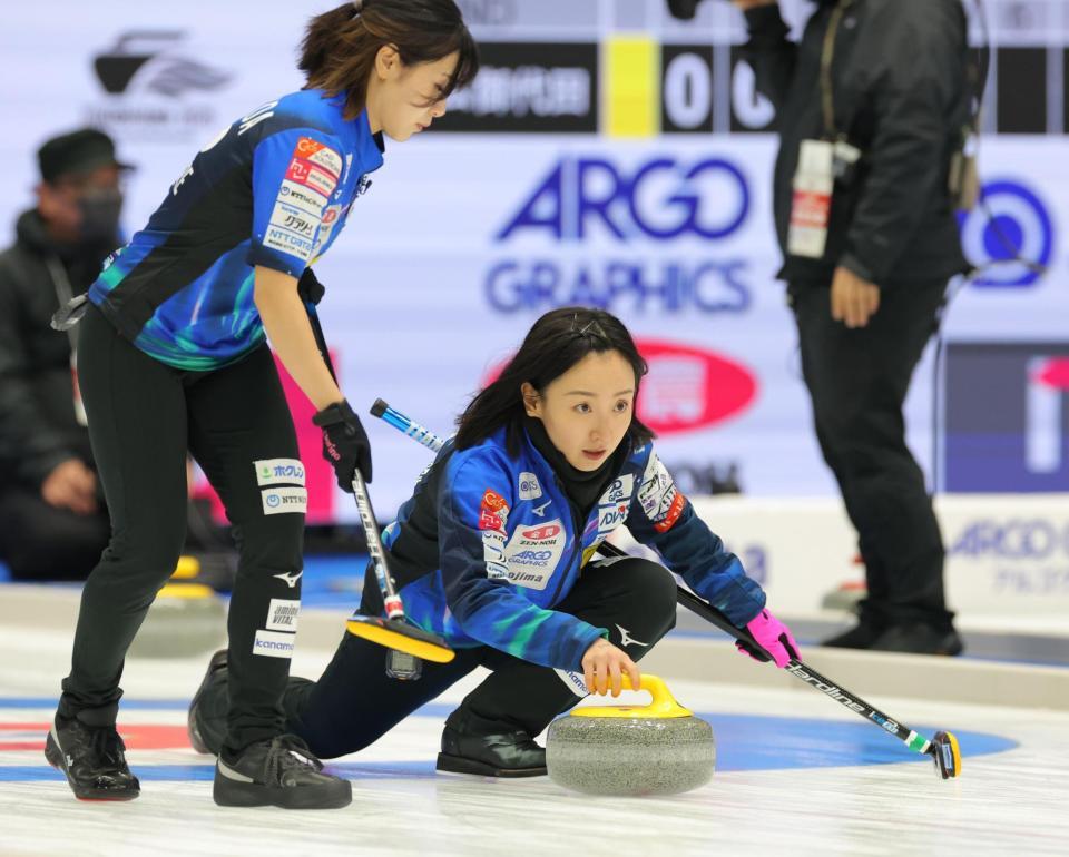 　ストーンを投じるロコ・ソラーレの藤沢五月（撮影・金田祐二）