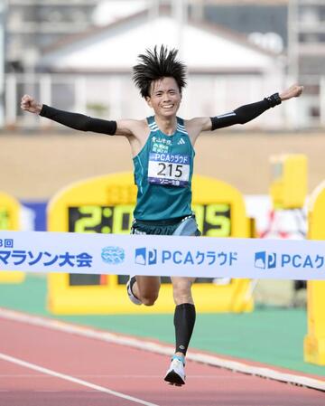 　別府大分毎日マラソンで、日本人トップの２位でゴールする若林宏樹