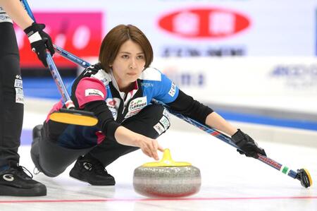 カーリング女子　ママになった吉村紗也香が好ショット連発！フォルティウスが中盤で突き放す　相手のストーンが止まる場面も
