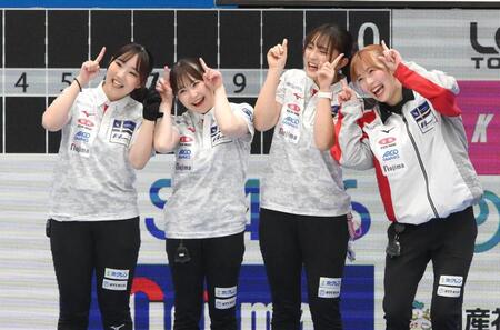 　試合前のチーム紹介でポーズを決める札幌国際大の（左から）瀬川琴佳、鈴木凜、中村碧音、敦賀心羽子（撮影・堀内翔）