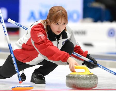 　ストーンを投じる札幌国際大・敦賀心羽子（撮影・堀内翔）