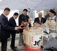 　部屋移転を祝した鏡開きを行う高砂親方ら