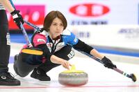 　ストーンを投じるフォルティウス・吉村紗也香（撮影・堀内翔）