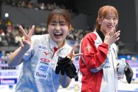 　試合後にリラックスした表情を見せる札幌国際大の中村碧音（左）、敦賀心羽子（撮影・堀内翔）