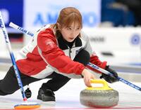 　ストーンを投じる札幌国際大・敦賀心羽子（撮影・堀内翔）