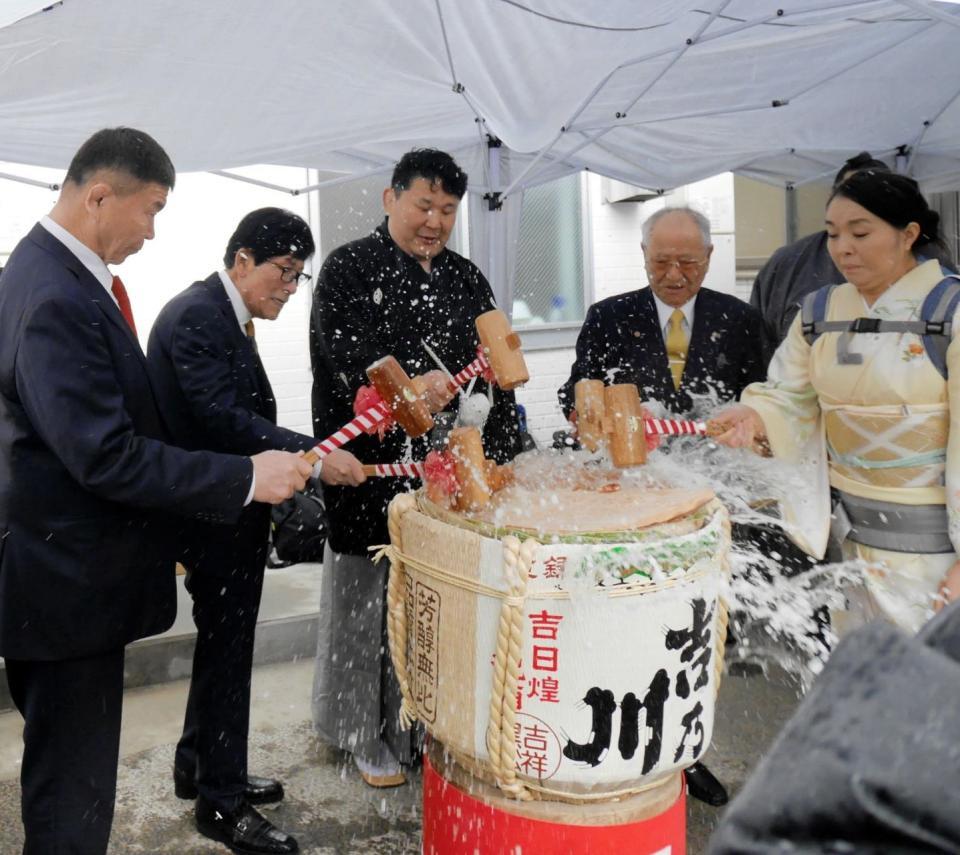 　部屋移転を祝した鏡開きを行う高砂親方ら