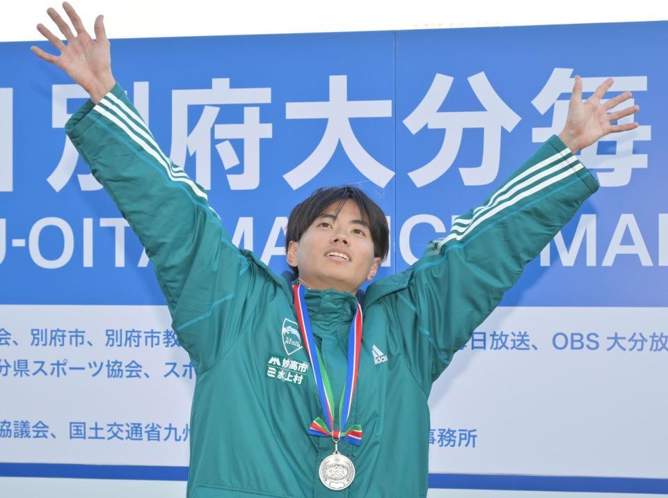 　日本人トップの２位となり、スタンドの歓声に応える若林宏樹（＝２日