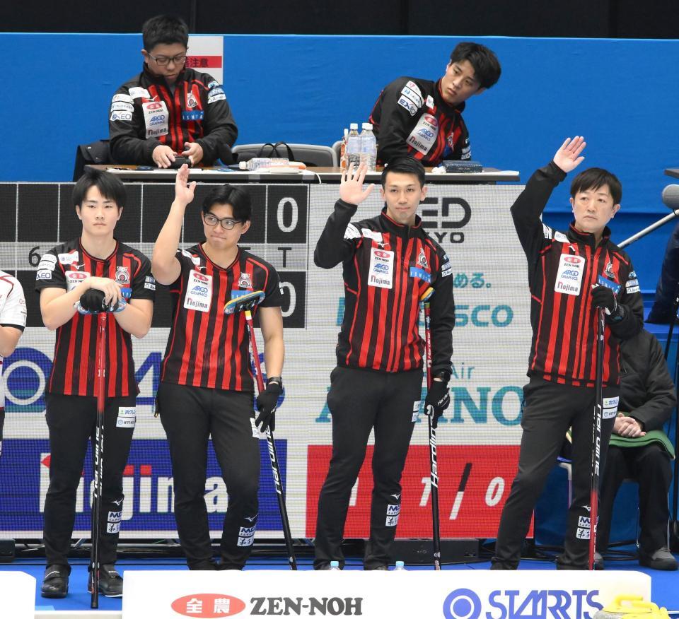 　試合前に歓声に応えるコンサドーレの（左から）大内遥斗、佐藤剣仁、清水徹郎、阿部晋也（撮影・堀内翔）