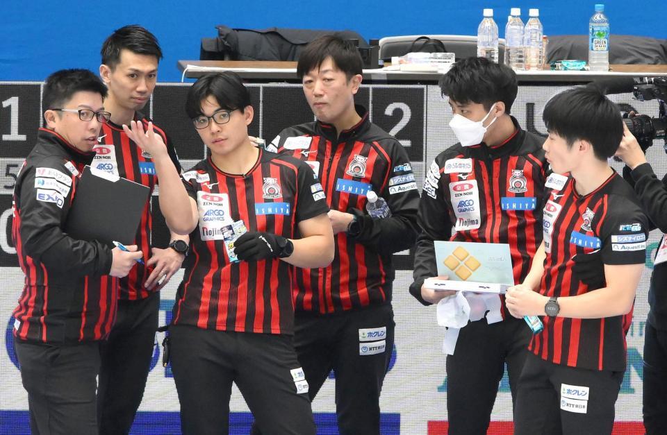 　洋菓子「白い恋人」を食べるコンサドーレ（撮影・堀内翔）