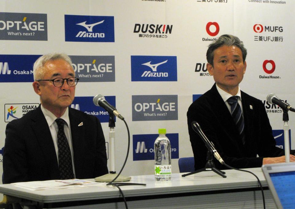 　大阪マラソン２０２５の招待選手発表会見に出席した高岡寿成氏（右）と竹内章氏