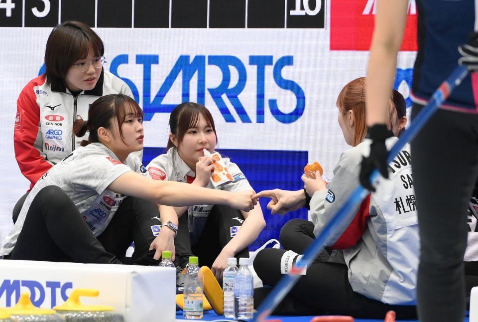　ハーフタイムで栄養補給する札幌国際大（撮影・堀内翔）