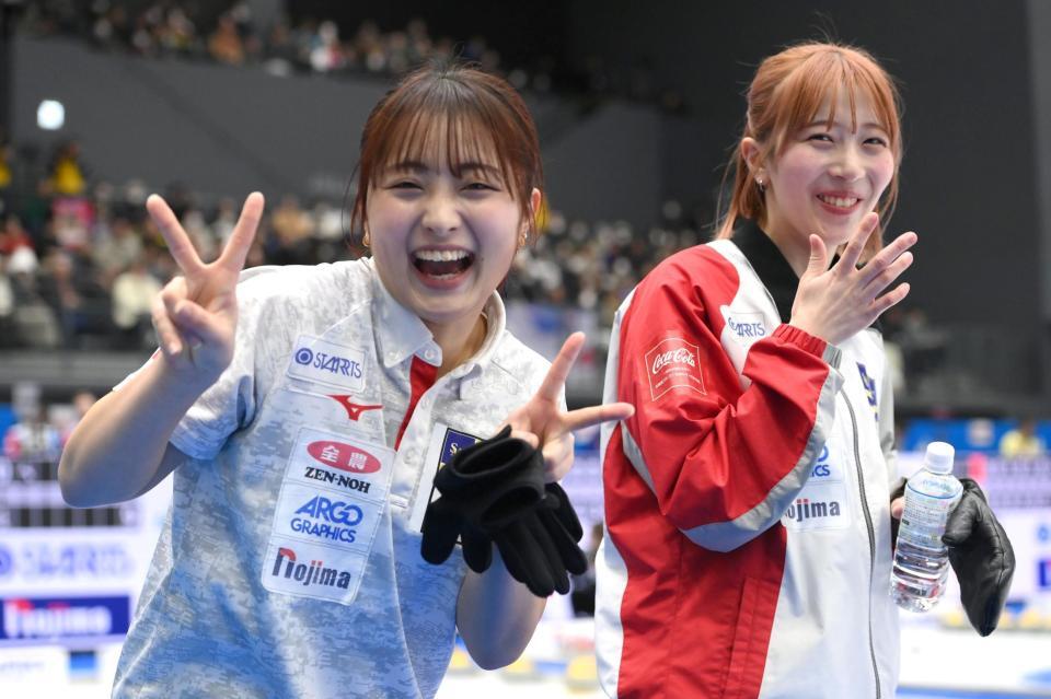 　試合後にリラックスした表情を見せる札幌国際大の中村碧音（左）、敦賀心羽子（撮影・堀内翔）