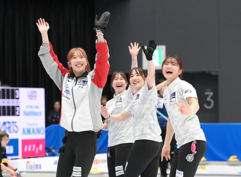 　試合後、声援に応える札幌国際大の（左から）敦賀心羽子、鈴木凜、瀬川琴佳、中村碧音（撮影・堀内翔）