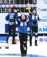 　チーム大阪に勝利して声援に応えるロコ・ソラーレの藤沢五月。後方右は吉田夕梨花（撮影・堀内翔）