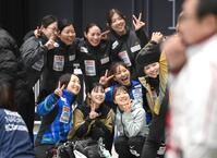 　試合後に記念撮影をする（前列左から）ロコ・ソラーレの藤沢五月、吉田夕梨花、鈴木夕湖、吉田知那美、本橋麻里（後列同）チーム大坂の畑山琴美、笠原由衣、渡辺慶子、榛葉彩日（撮影・堀内翔）