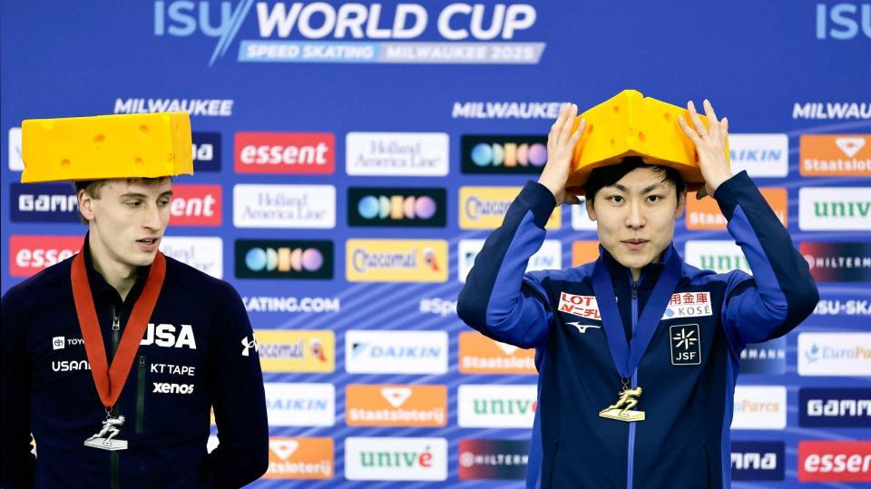 　男子５００メートルで優勝し、表彰式に臨む新濱立也。左は２位の米国のジョーダン・ストルツ（共同）