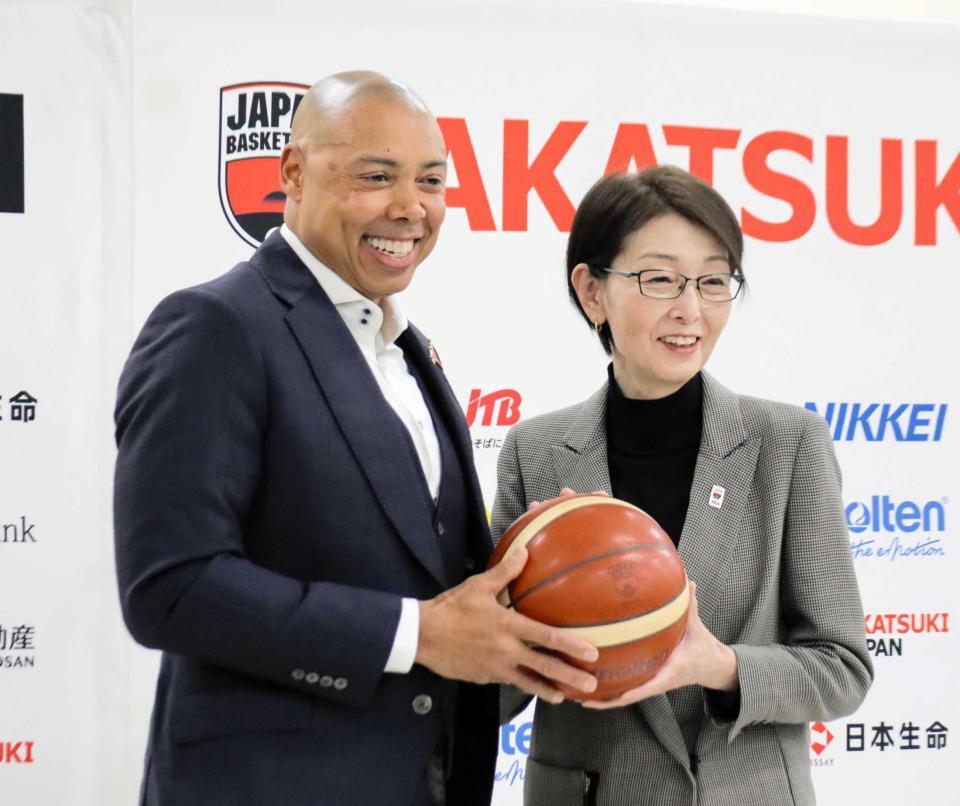 　女子日本代表新監督に就任したゲインズ氏（左）と三屋会長