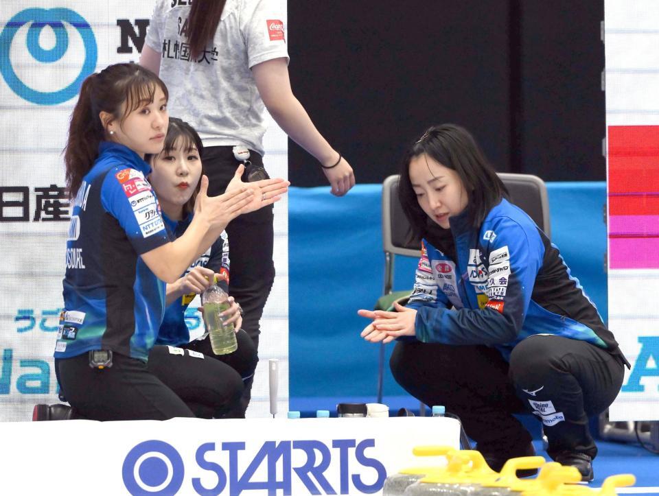 　ハーフタイムで消毒用ジェルを塗るロコ・ソラーレの吉田知那美（左）、藤沢五月（撮影・堀内翔）