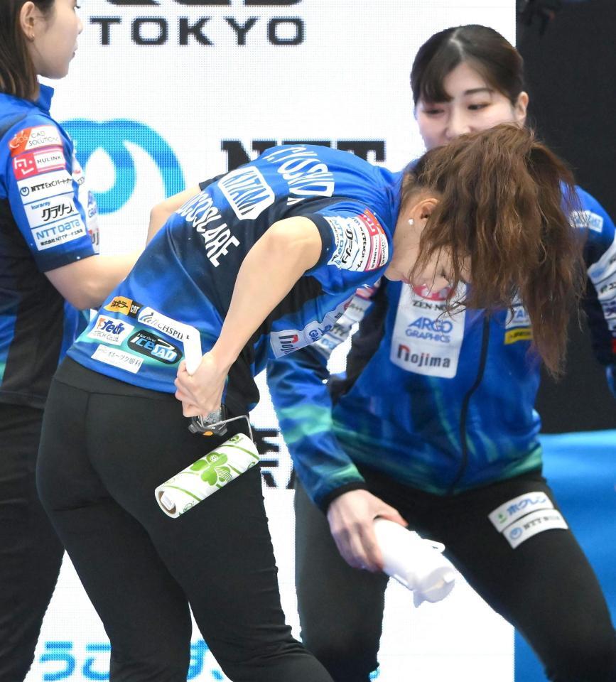 　コロコロローラーを使うロコ・ソラーレの吉田知那美（撮影・堀内翔）