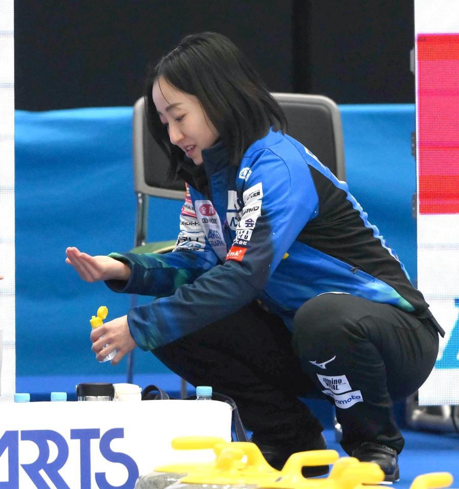 　ハーフタイムで消毒用ジェルを塗るロコ・ソラーレの藤沢五月（撮影・堀内翔）