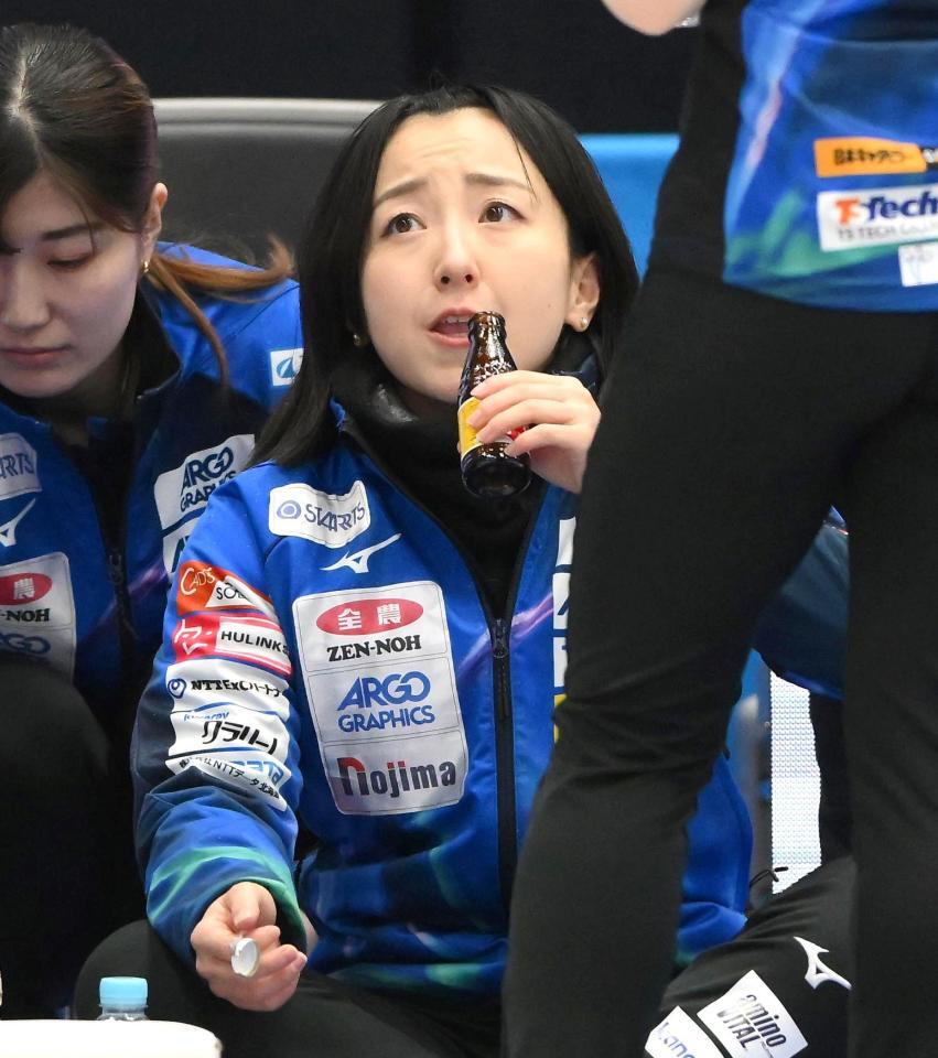 　ハーフタイムでオロナミンＣを飲むロコ・ソラーレの藤沢五月（撮影・堀内翔）