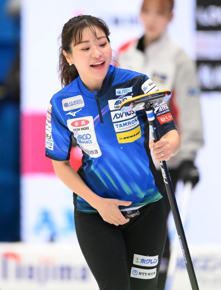 　ブラシのヘッドを見つめるロコ・ソラーレの吉田知那美（撮影・堀内翔）