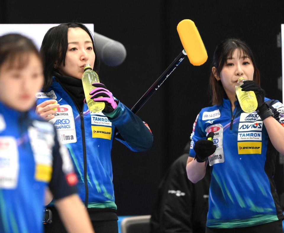 　水分補給する藤沢五月（左）、吉田夕梨花（撮影・堀内翔）