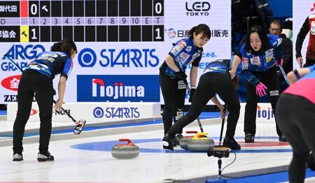 　ブラシでストーンを滑らすロコ・ソラーレチーム（撮影・持木克友）