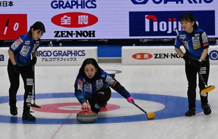 　最後のストーンを投げるロコ・ソラーレの藤沢五月（撮影・持木克友）