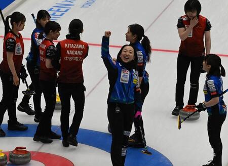 　中部電力を破りスタンドの声援に応えるロコ・ソラーレの藤沢五月（撮影・持木克友）