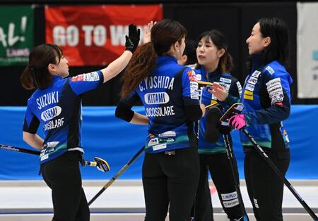 　ハイタッチを交わす（左から）ロコ・ソラーレの鈴木夕湖　吉田知那美、吉田夕梨花、藤沢五月（撮影・持木克友）
