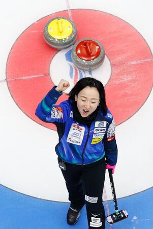 　中部電力戦でラストショット（赤）で勝利を決め、ガッツポーズして喜ぶロコ・ソラーレの藤沢