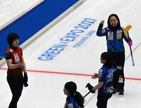 　会心のショットを決めロコ・ソラーレの藤沢五月（右）は笑顔でガッツポーズ（撮影・持木克友）