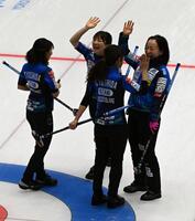 　中部電力を破り笑顔でハイタッチを交わすロコ・ソラーレの（左から）吉田夕梨花、鈴木夕湖、吉田知那美、藤沢五月（撮影・持木克友）