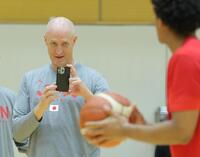 　スマートフォンを手にする日本代表のトム・ホーバス監督（撮影・吉澤敬太）