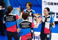 　ＳＣ軽井沢ク戦で勝利し、タッチを交わす吉村（奥中央）らフォルティウスの選手たち