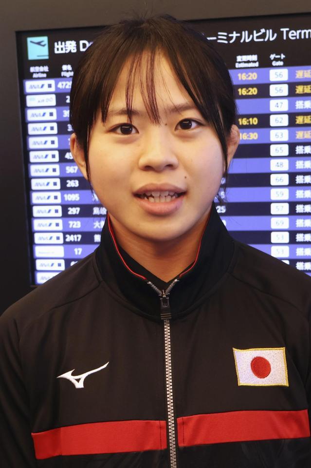 　羽田空港で取材に応じる近藤美月＝４日