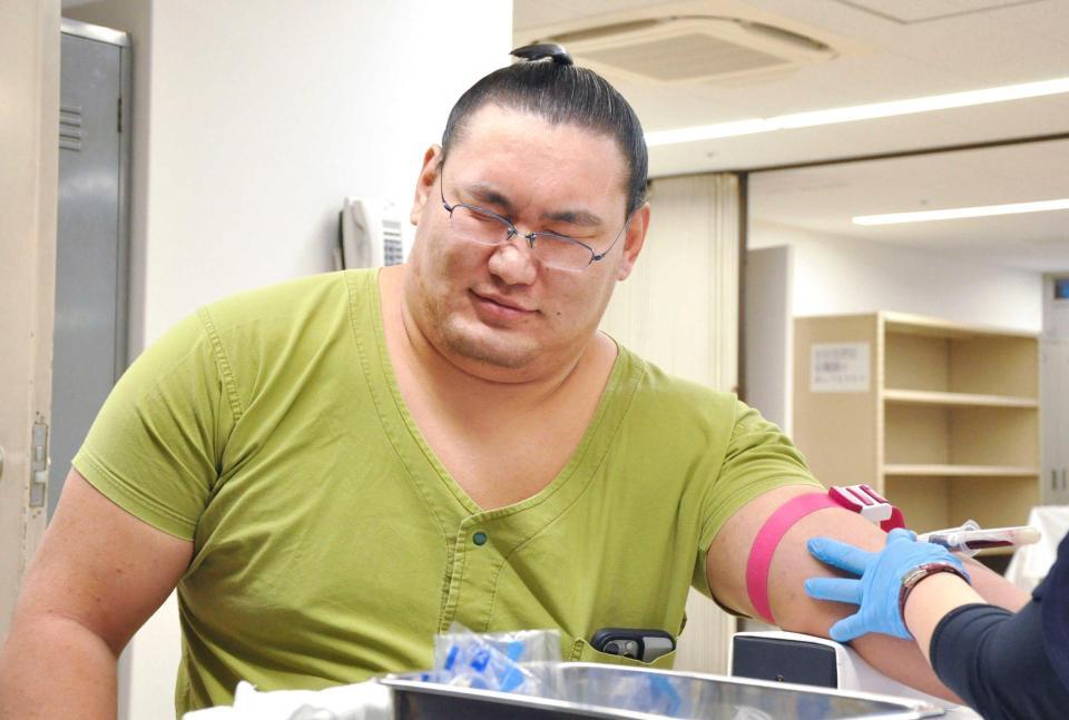 　健康診断で、採血に顔をしかめる豊昇龍