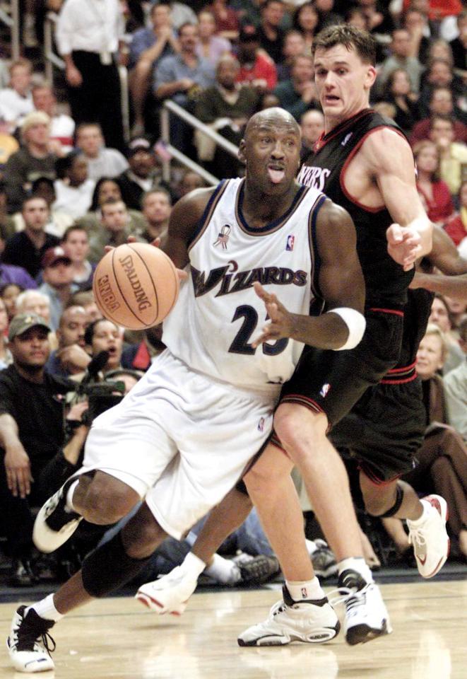 　ウィザーズでプレーするマイケル・ジョーダン＝２００１年１１月