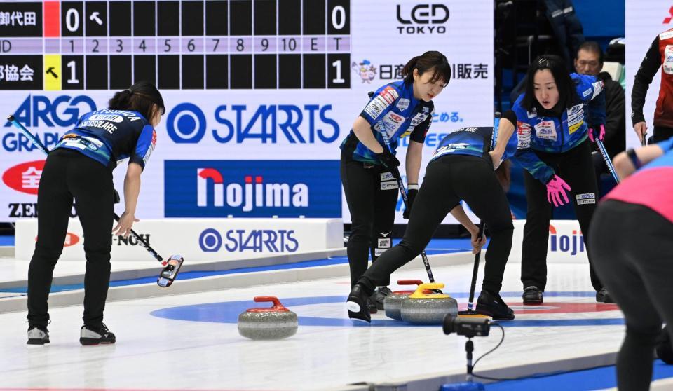 　ブラシでストーンを滑らすロコ・ソラーレチーム（撮影・持木克友）