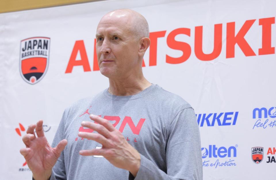　練習後に会見する日本代表のトム・ホーバス監督（撮影・吉澤敬太）